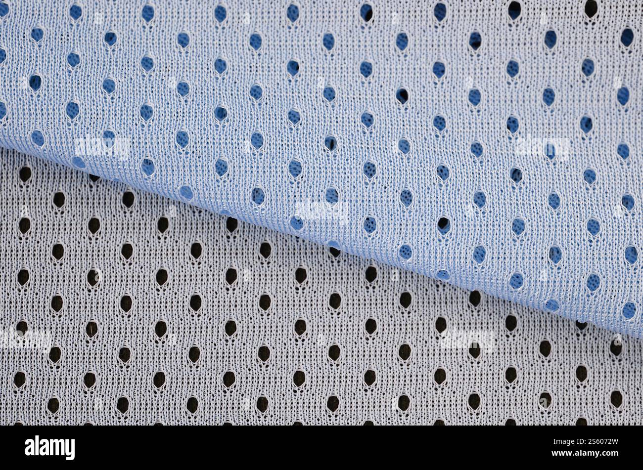 Fond de modèle textile de tissu de tissu de sport de maille bleu. Couleur bleue maillot de football vêtements tissu texture vêtements de sport. Porifère poreux respirant Banque D'Images