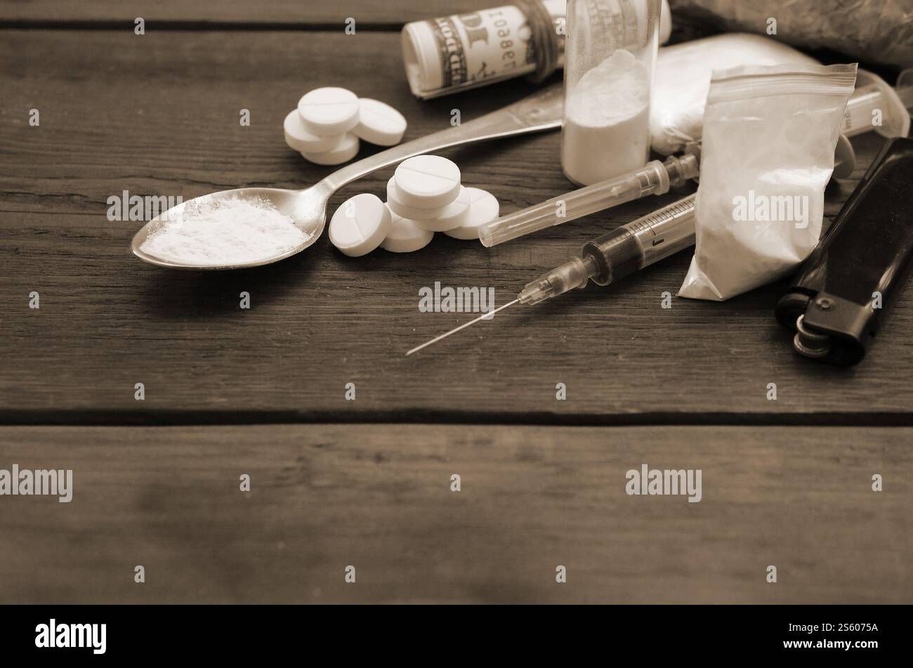 Beaucoup de substances narcotiques et de dispositifs pour la préparation de médicaments reposent sur une vieille table en bois. Trucs de trafiquants de drogue. Héroïne et méthamphétamine dans Banque D'Images
