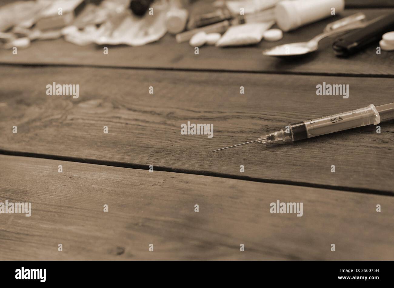 Beaucoup de substances narcotiques et de dispositifs pour la préparation de médicaments reposent sur une vieille table en bois. Trucs de trafiquants de drogue. Héroïne et méthamphétamine dans Banque D'Images