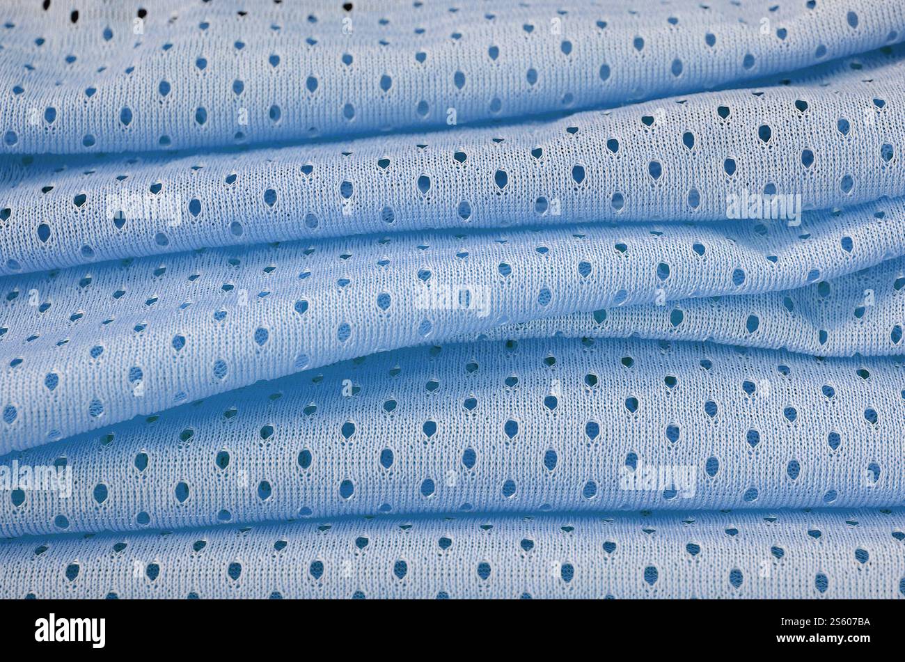 Fond de modèle textile de tissu de tissu de sport de maille bleu. Couleur bleue maillot de football vêtements tissu texture vêtements de sport. Porifère poreux respirant Banque D'Images