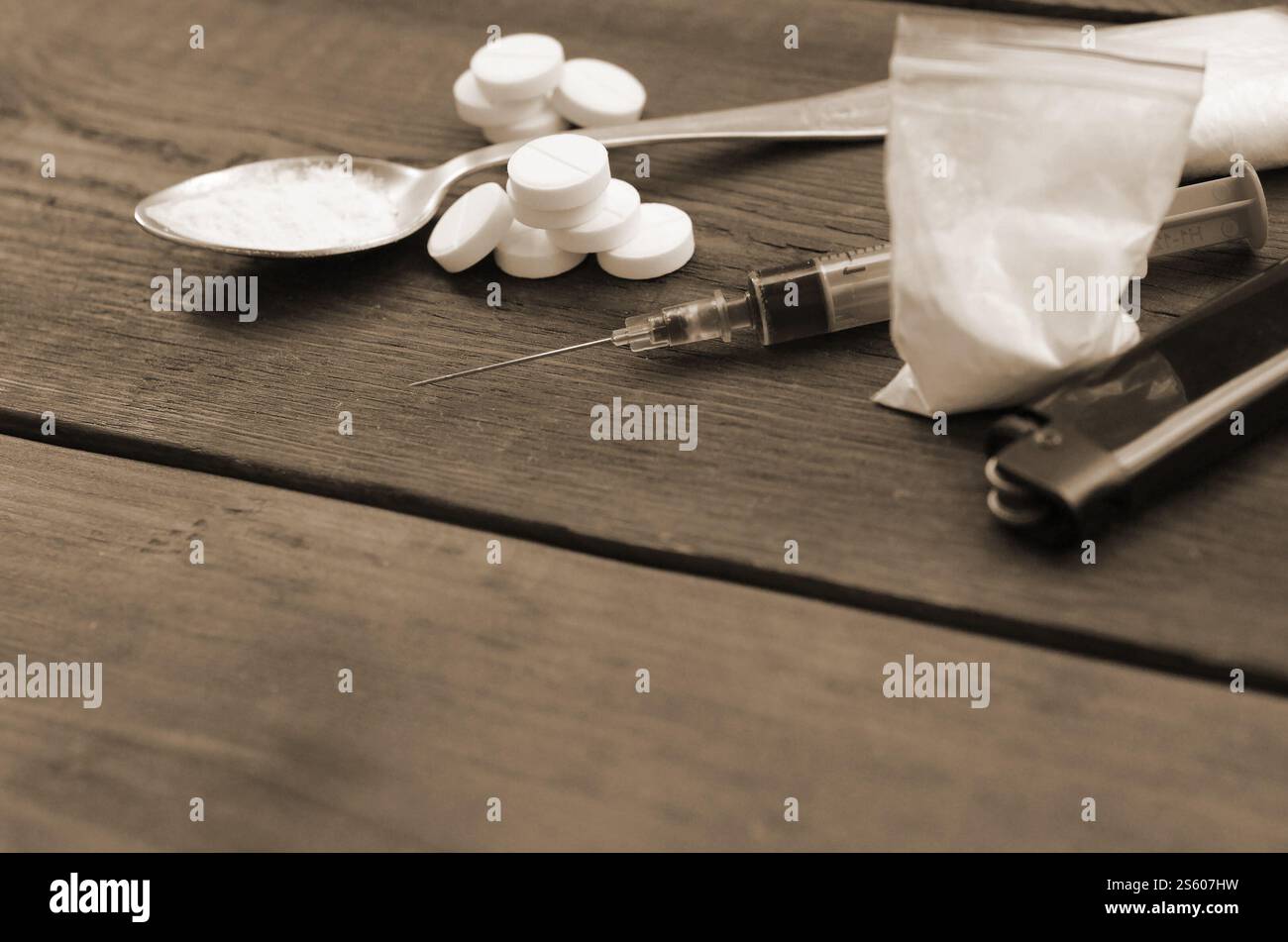 Beaucoup de substances narcotiques et de dispositifs pour la préparation de médicaments reposent sur une vieille table en bois. Trucs de trafiquants de drogue. Héroïne et méthamphétamine dans Banque D'Images