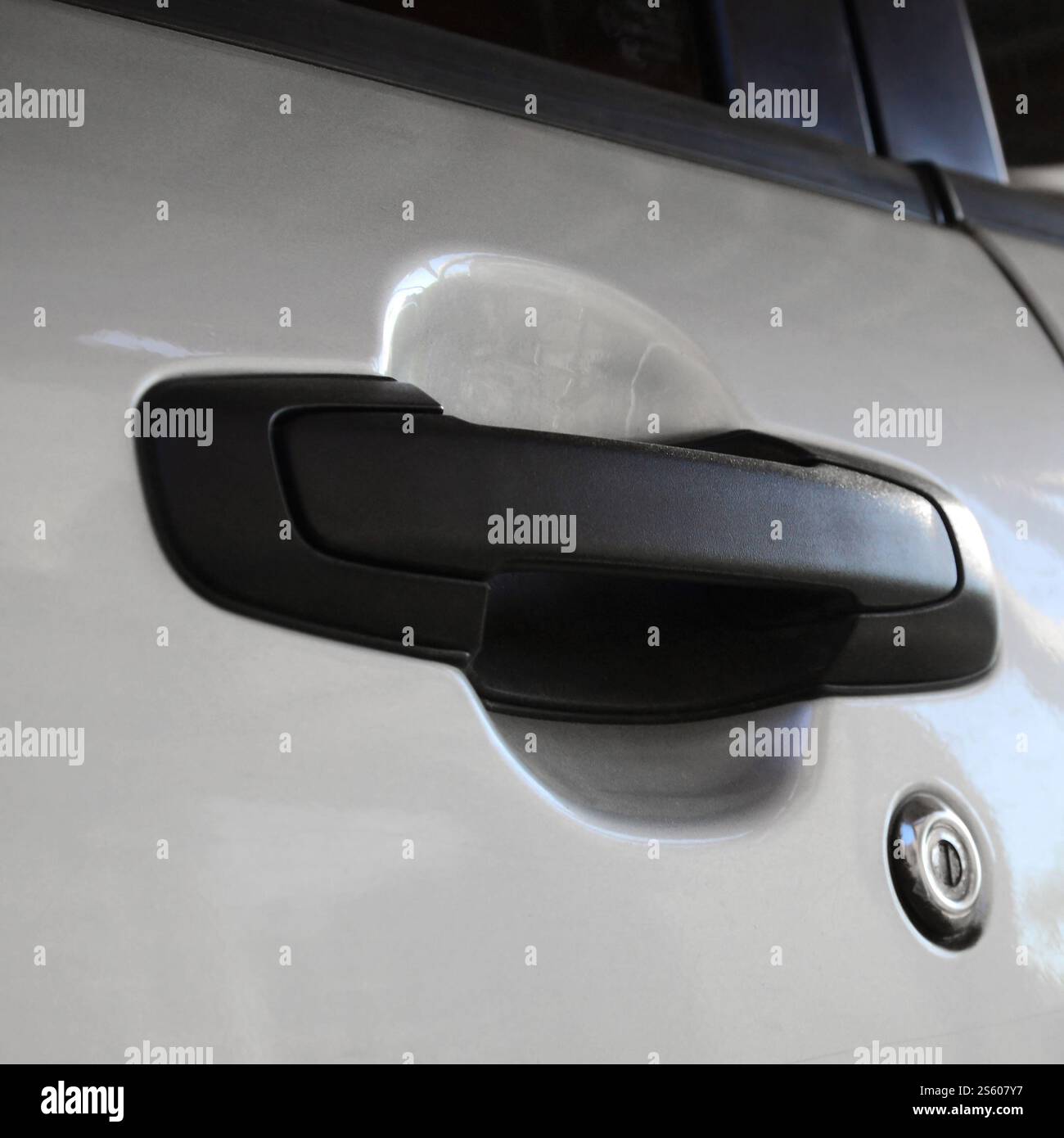 Fermez la poignée de porte noire de voiture. EQUIPEMENT automobile. Mise au point sélective. Fermez la poignée de porte noire de voiture. EQUIPEMENT automobile Banque D'Images