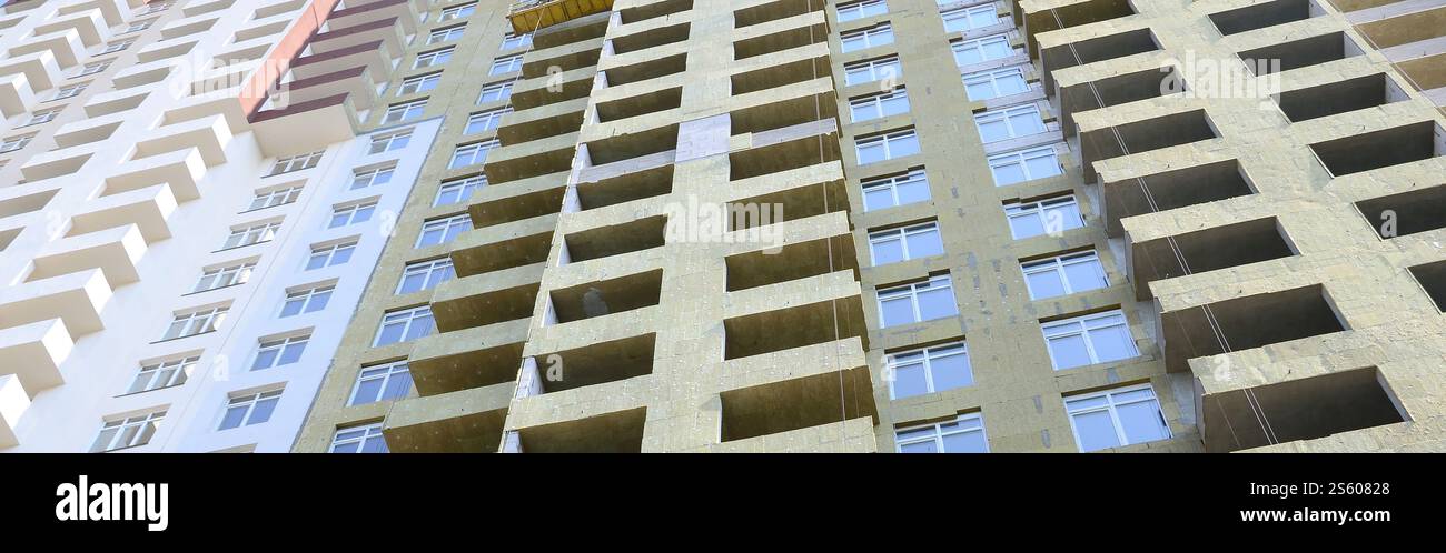 Nouvelle ville résidentielle multi magasin apartement haute façade de maison de bâtiment en construction. Façade de maison de construction d'appartements résidentiels multi-magasins Banque D'Images