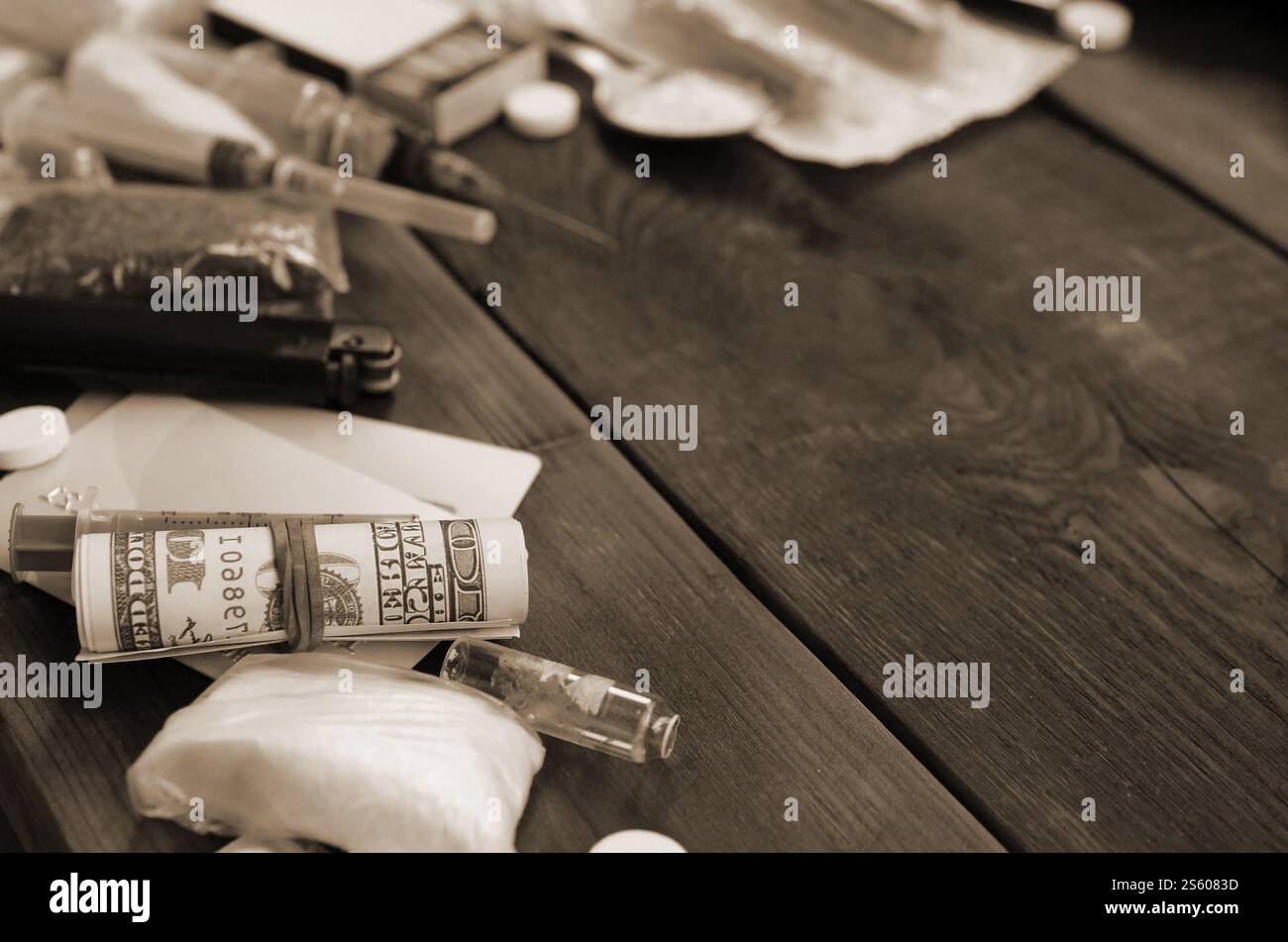 Beaucoup de substances narcotiques et dispositifs pour la préparation de médicaments se trouvent sur une vieille table en bois. Revendeur de drogue. La cocaïne et le cannabis en complète Banque D'Images