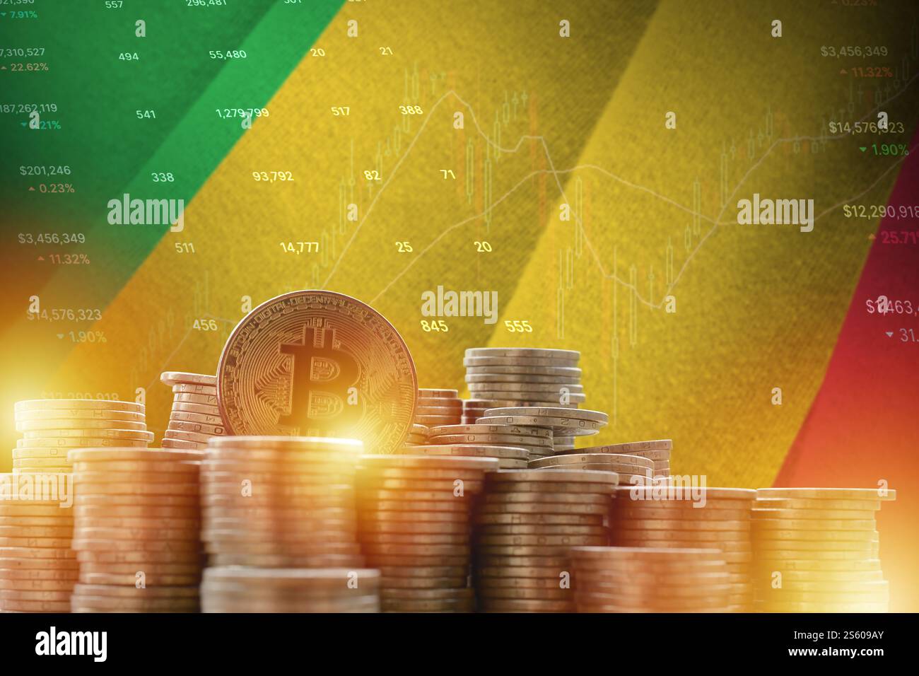 Drapeau Mali et grande quantité de pièces bitcoin d'or et graphique de plate-forme de trading. Concept de crypto-monnaie. Drapeau Mali et grande quantité de bitcoin doré Banque D'Images