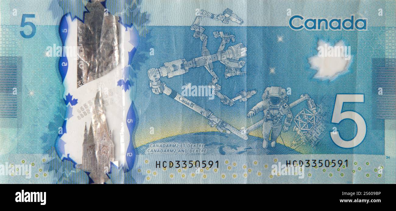 Dextre et canadarm2 on Canada 5 dollars 2013 fragment de billet de banque polymère gros plan. Dextre et canadarm2 sur billet de banque Canada 5 dollars 2013 en polymère Banque D'Images Dextre et canadarm2 on Canada 5 dollars 2013 fragment de billet de banque polymère gros plan. Dextre et canadarm2 sur billet de banque Canada 5 dollars 2013 en polymère Banque D'Images