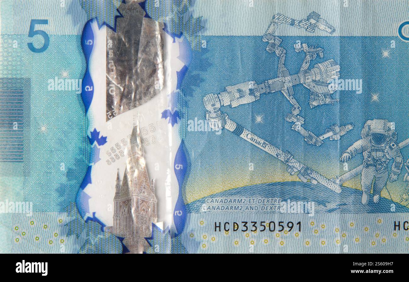 Dextre et canadarm2 on Canada 5 dollars 2013 fragment de billet de banque polymère gros plan. Dextre et canadarm2 sur billet de banque Canada 5 dollars 2013 en polymère Banque D'Images Dextre et canadarm2 on Canada 5 dollars 2013 fragment de billet de banque polymère gros plan. Dextre et canadarm2 sur billet de banque Canada 5 dollars 2013 en polymère Banque D'Images