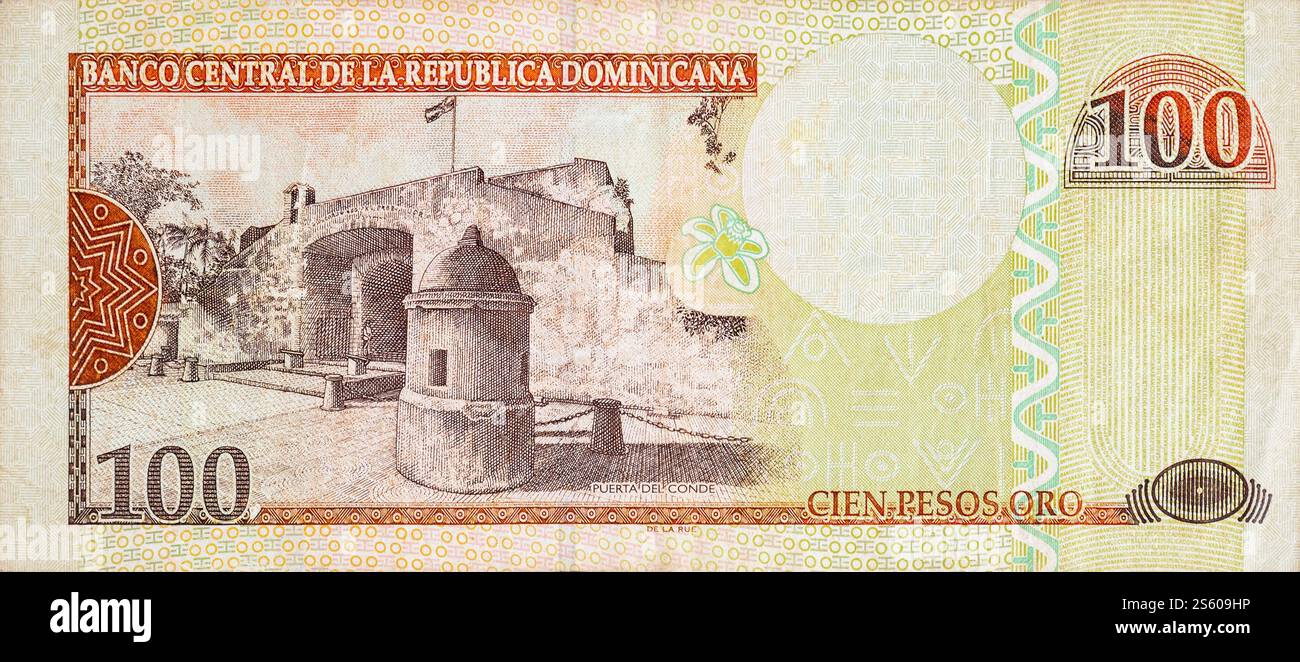 Puerta Del Conde bâtiment représenté sur le vieux billet de cent peso monnaie de la république dominicaine. Bec arrière orange. Bâtiment Puerta Del Conde représenté Banque D'Images