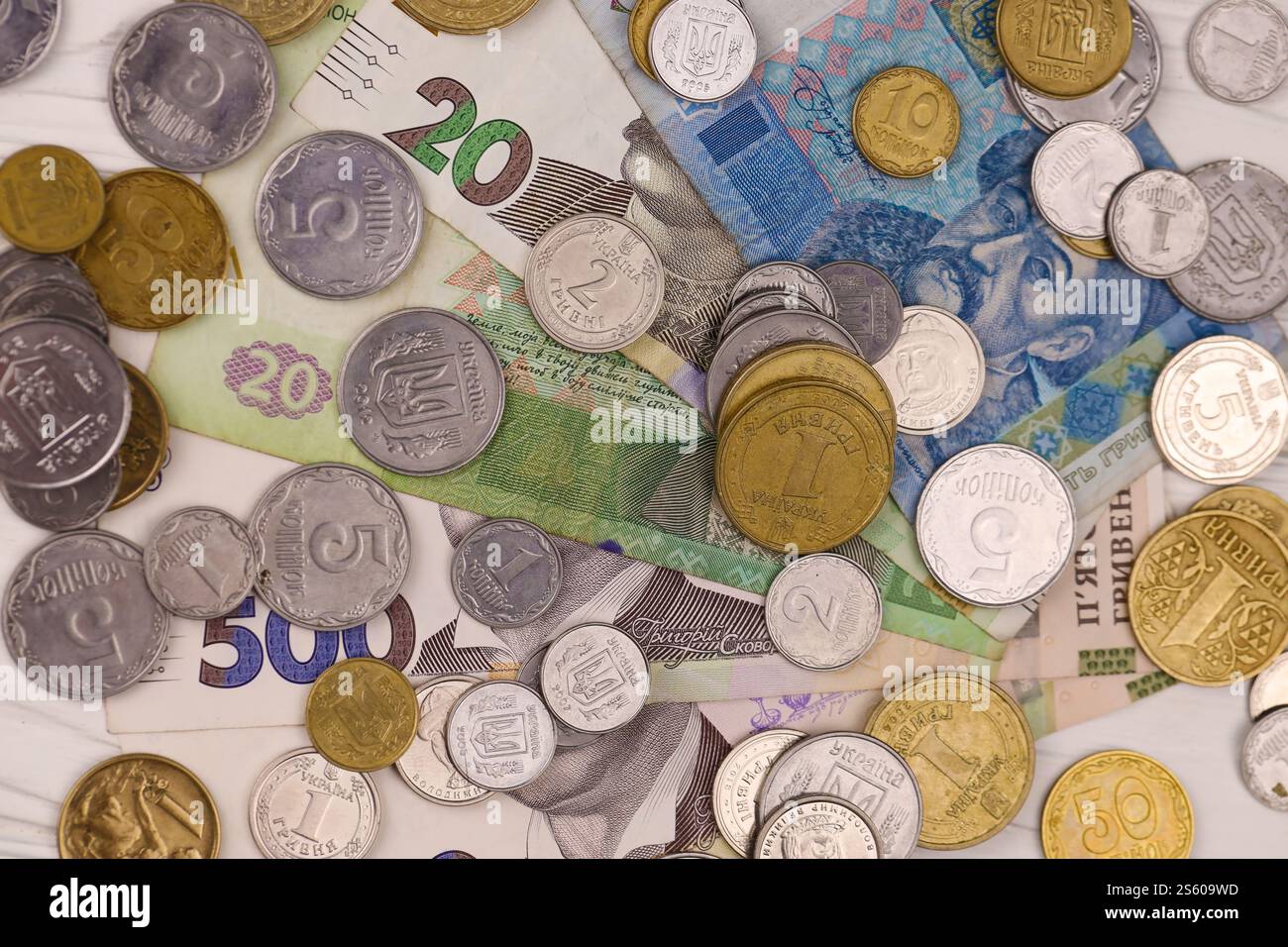 Les billets d'argent et les pièces de monnaie ukrainiens se rapprochent. Grande quantité de billets de hryvnia et de petites pièces de monnaie sur la table. Concept d'entreprise et d'investissement. Argent ukrainien Banque D'Images