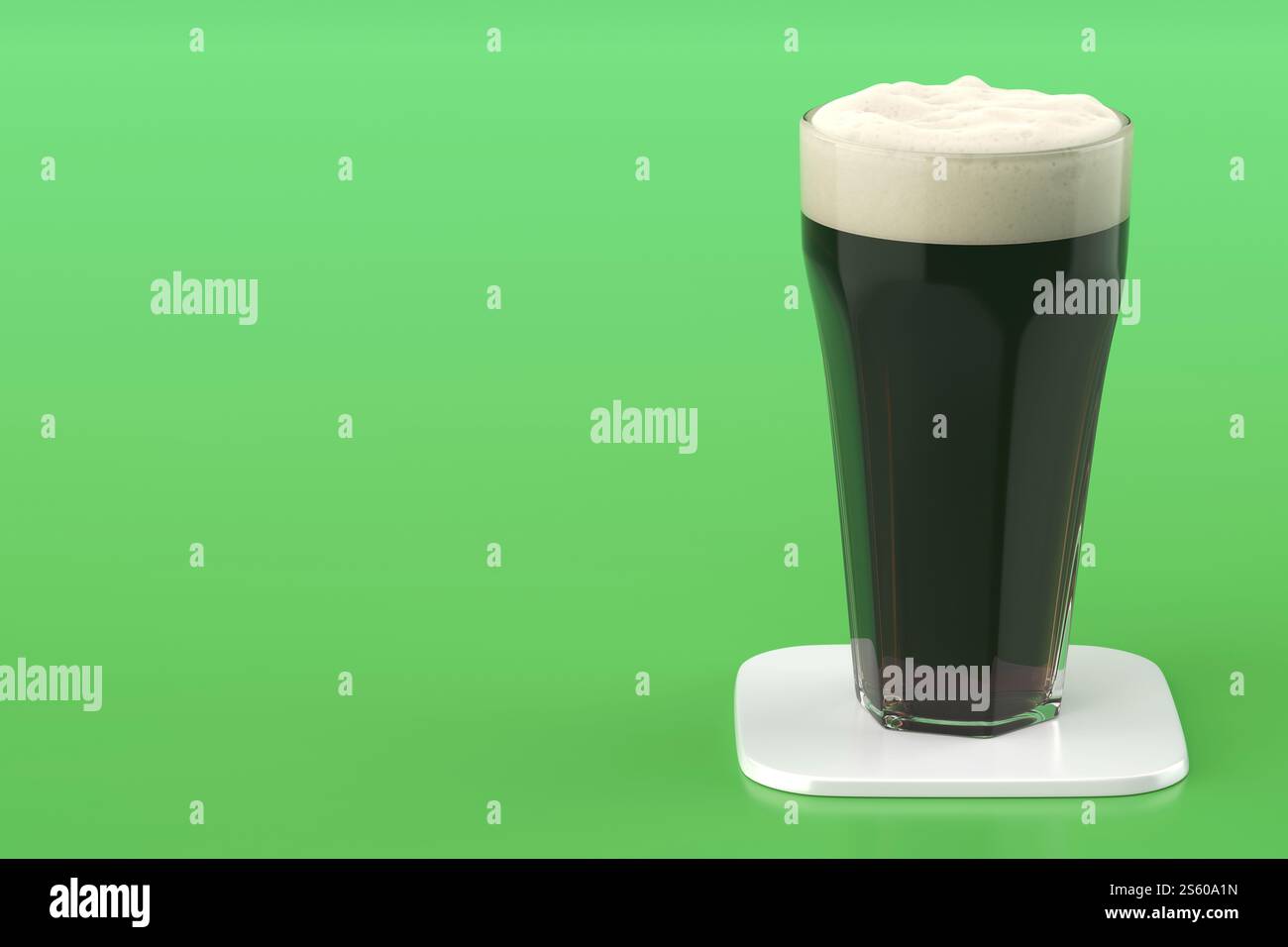 Verre de bière stout sur coaster blanc sur fond vert Banque D'Images