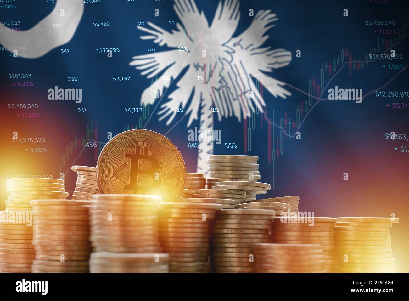 Caroline du Sud drapeau de l'État américain et grande quantité de pièces bitcoin d'or et graphique de plate-forme de trading. Concept de crypto-monnaie. Drapeau de l'État américain de Caroline du Sud Banque D'Images