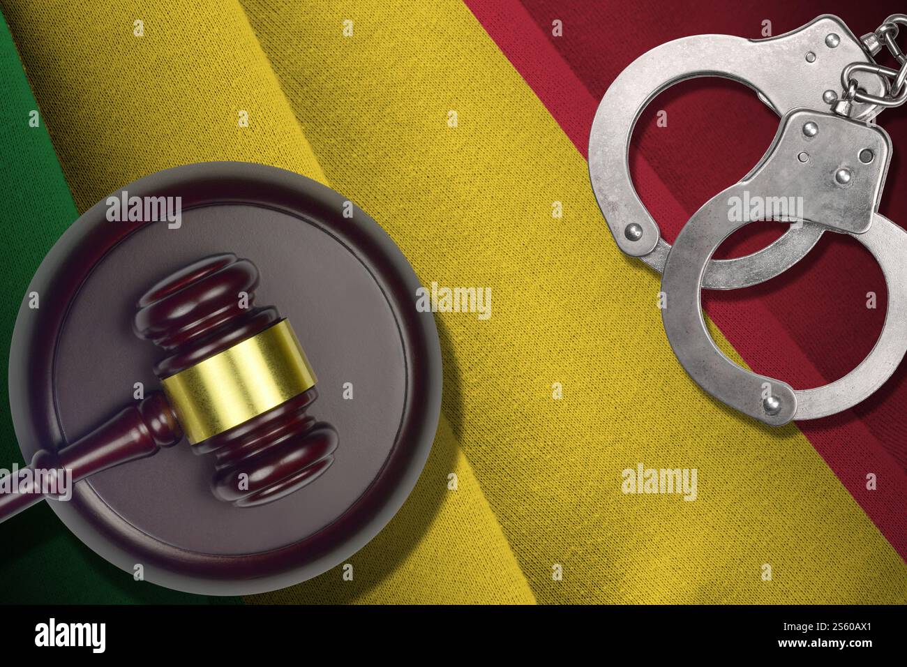 Drapeau du Mali avec maillet de juge et menottes dans la chambre sombre. Concept de criminel et de punition, contexte pour les sujets coupables. Drapeau du Mali avec maillet du juge Banque D'Images