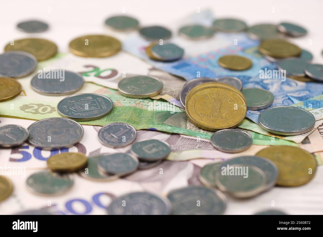 Les billets d'argent et les pièces de monnaie ukrainiens se rapprochent. Grande quantité de billets de hryvnia et de petites pièces de monnaie sur la table. Concept d'entreprise et d'investissement. Argent ukrainien Banque D'Images