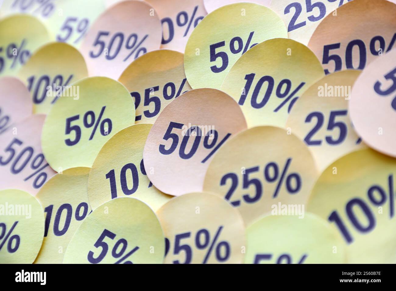 Grande quantité d'autocollants jaunes avec des valeurs de pourcentage pour la vente du vendredi noir ou du cyber lundi. Image abstraite des prix réduits pour toutes les marchandises. Grand Banque D'Images