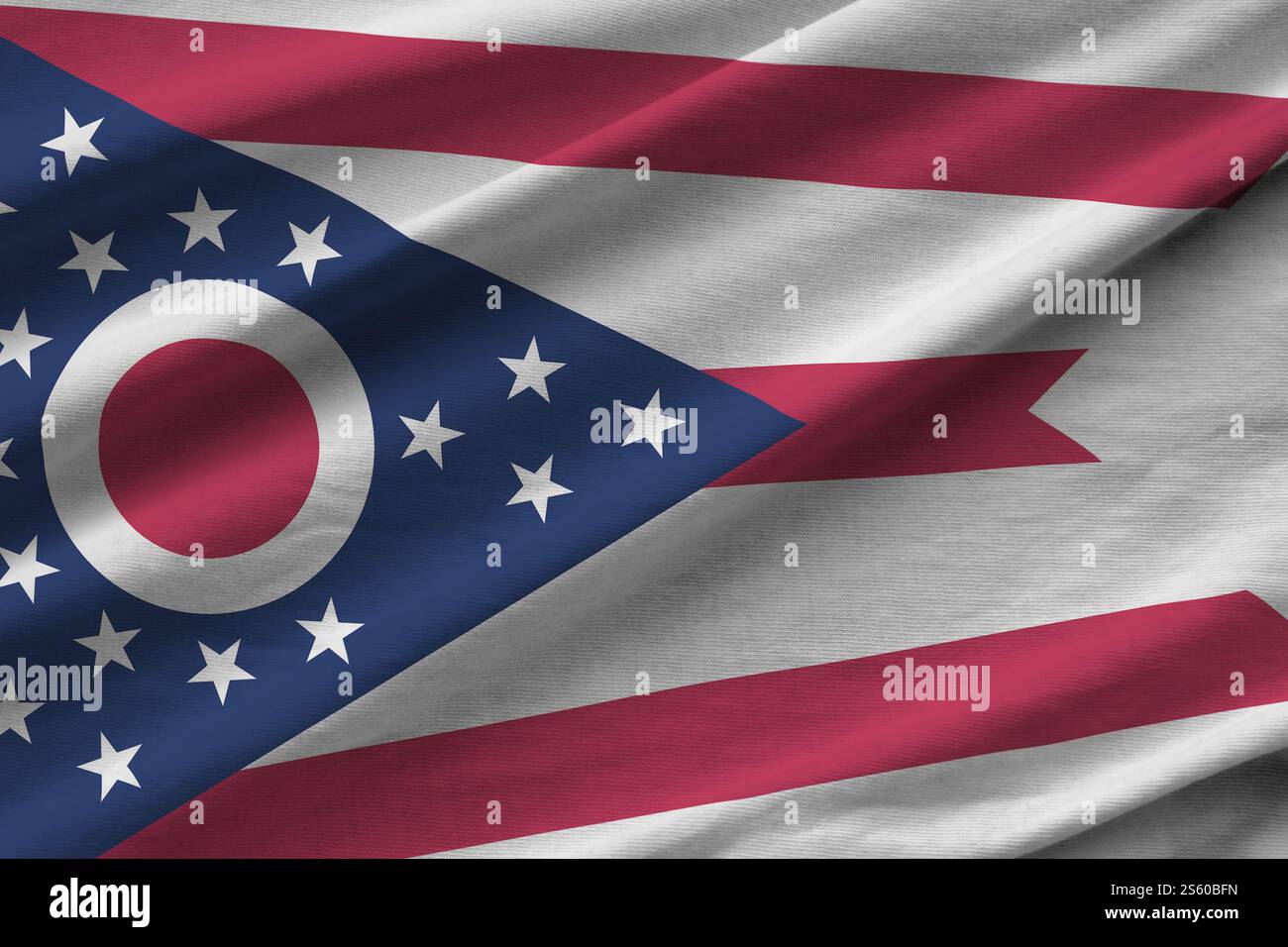 Drapeau de l'État américain de l'Ohio avec de grands plis ondulant de près sous la lumière du studio à l'intérieur. Les symboles officiels et les couleurs dans la bannière de tissu. Ohio États-Unis Banque D'Images