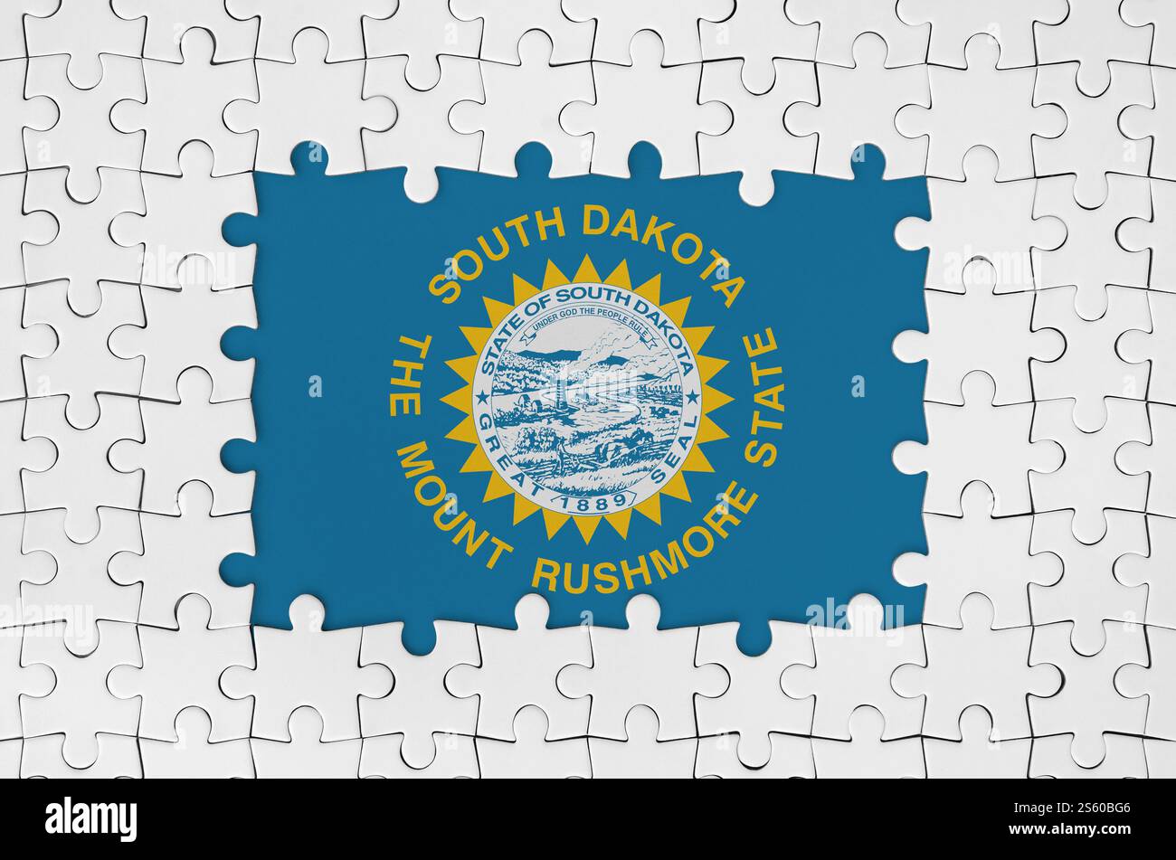 Dakota du Sud drapeau de l'État américain dans le cadre de pièces de puzzle blanches avec des parties centrales manquantes. Dakota du Sud drapeau de l'État américain dans le cadre de pièces blanches de puzzle Banque D'Images