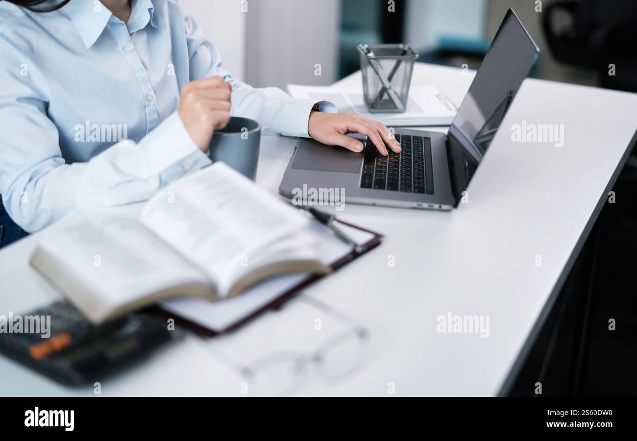 Femme travaillant à l'aide d'un ordinateur portable mains tapant sur le clavier. Travailler au bureau investisseur professionnel travaillant nouveau projet de démarrage Banque D'Images
