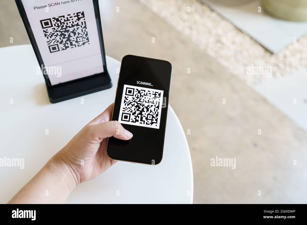 Paiement par code QR. E portefeuille. Man scan tag accepté générer paiement numérique sans argent.scan code QR en ligne shopping paiement sans espèces et Banque D'Images