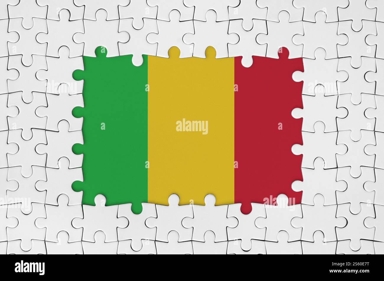 Drapeau du Mali dans le cadre de pièces de puzzle blanches avec des parties centrales manquantes. Drapeau du Mali dans le cadre de pièces de puzzle blanches avec la partie centrale manquante Banque D'Images