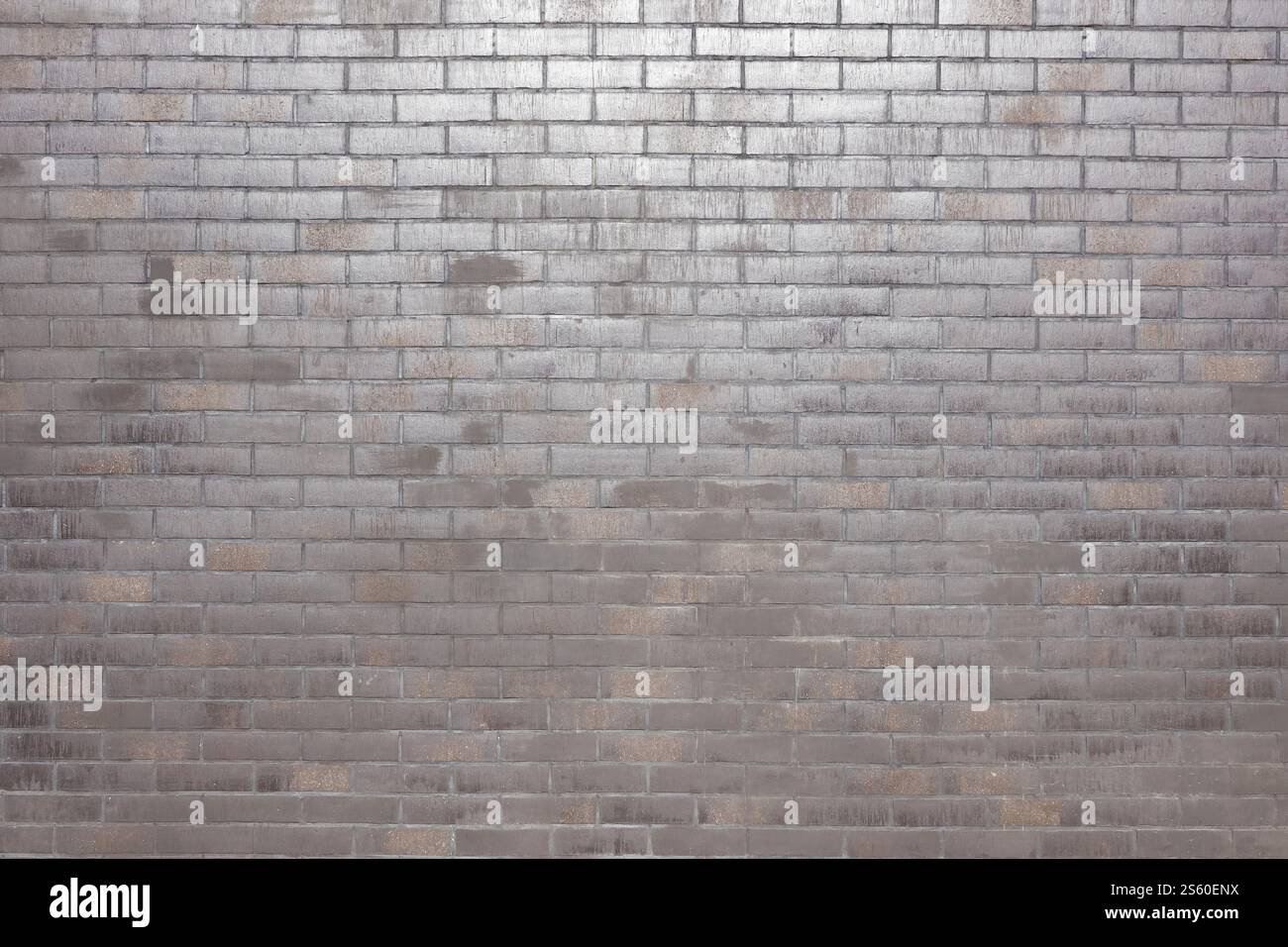 Motif de mur de briques foncées avec ordre de maçonnerie chaotique. Texture d'arrière-plan ou ressource pour texturation 3D. Beaucoup de briques dans le grand mur de pierre moderne en plein Banque D'Images