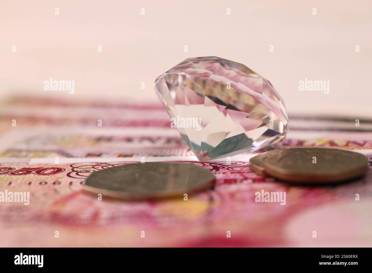 Billets d'argent au Royaume-Uni avec gros gros losanges. Grande quantité de livres du Royaume-Uni et énorme bijou transparent sur la table. Concept d'affaires et de bijoux pour Banque D'Images