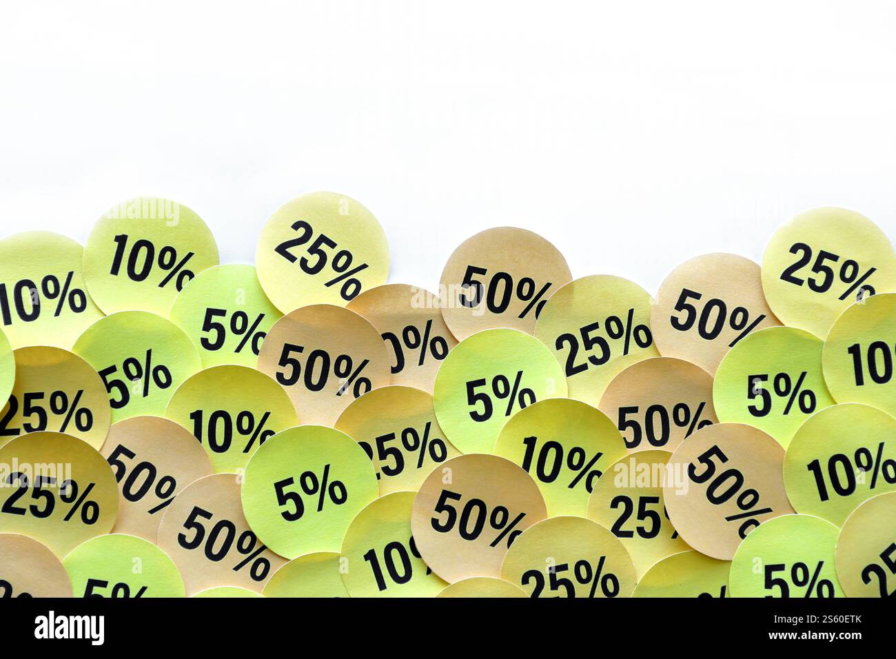 Grande quantité d'autocollants jaunes avec des valeurs de pourcentage pour la vente du vendredi noir ou du cyber lundi. Image abstraite des prix réduits pour toutes les marchandises. Grand Banque D'Images