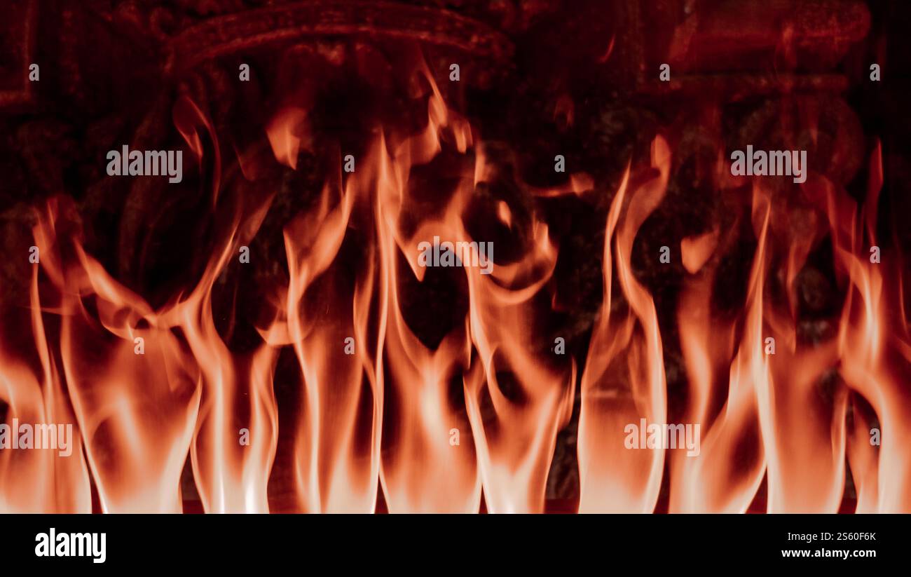 Flammes dans la cheminée. Fond de texture isolé sur un fond noir. Fond de texture flammes sur fond noir Banque D'Images