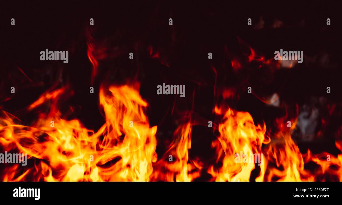 Flammes dans la cheminée. Fond de texture isolé sur un fond noir. Fond de texture flammes sur fond noir Banque D'Images