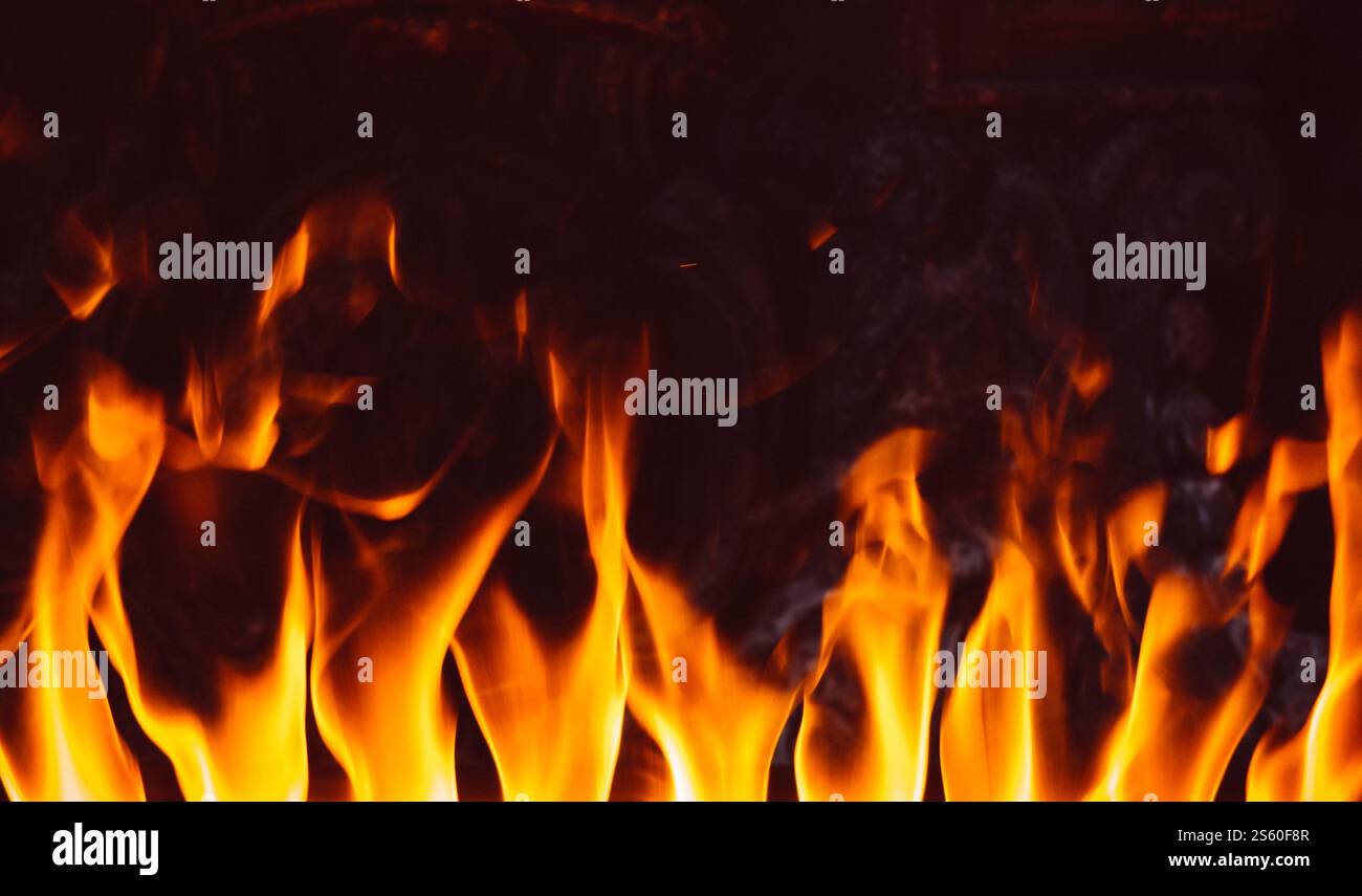Flammes dans la cheminée. Fond de texture isolé sur un fond noir. Fond de texture flammes sur fond noir Banque D'Images