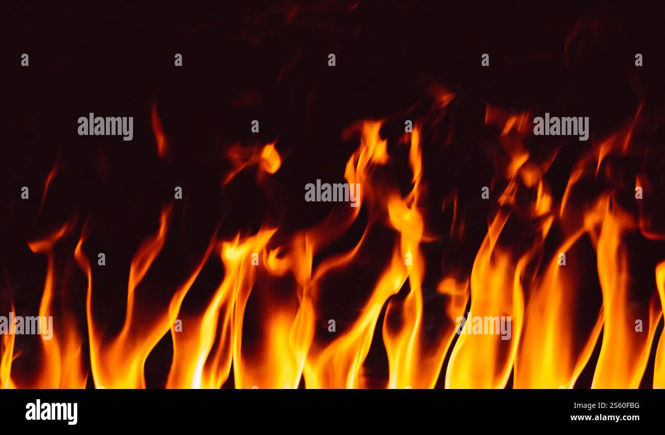 Flammes dans la cheminée. Fond de texture isolé sur un fond noir. Fond de texture flammes sur fond noir Banque D'Images