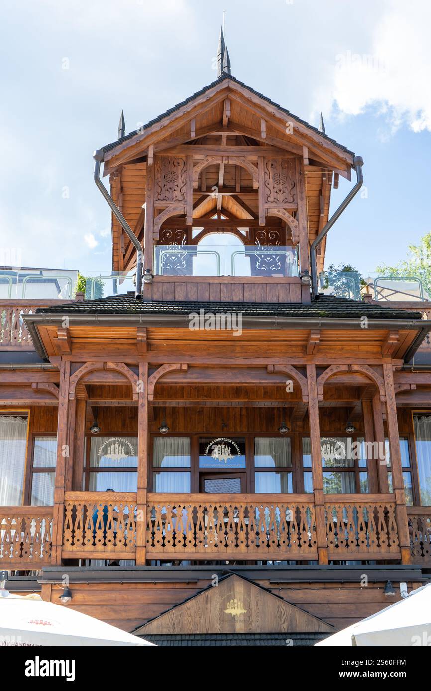 Balcon en bois d'une maison en bois. Fenêtres de façade extérieure. Maison écologique ancienne architecture. Chocolaterie Lviv. Café. Ukraine, Truskavets - 11 août 2024 Banque D'Images