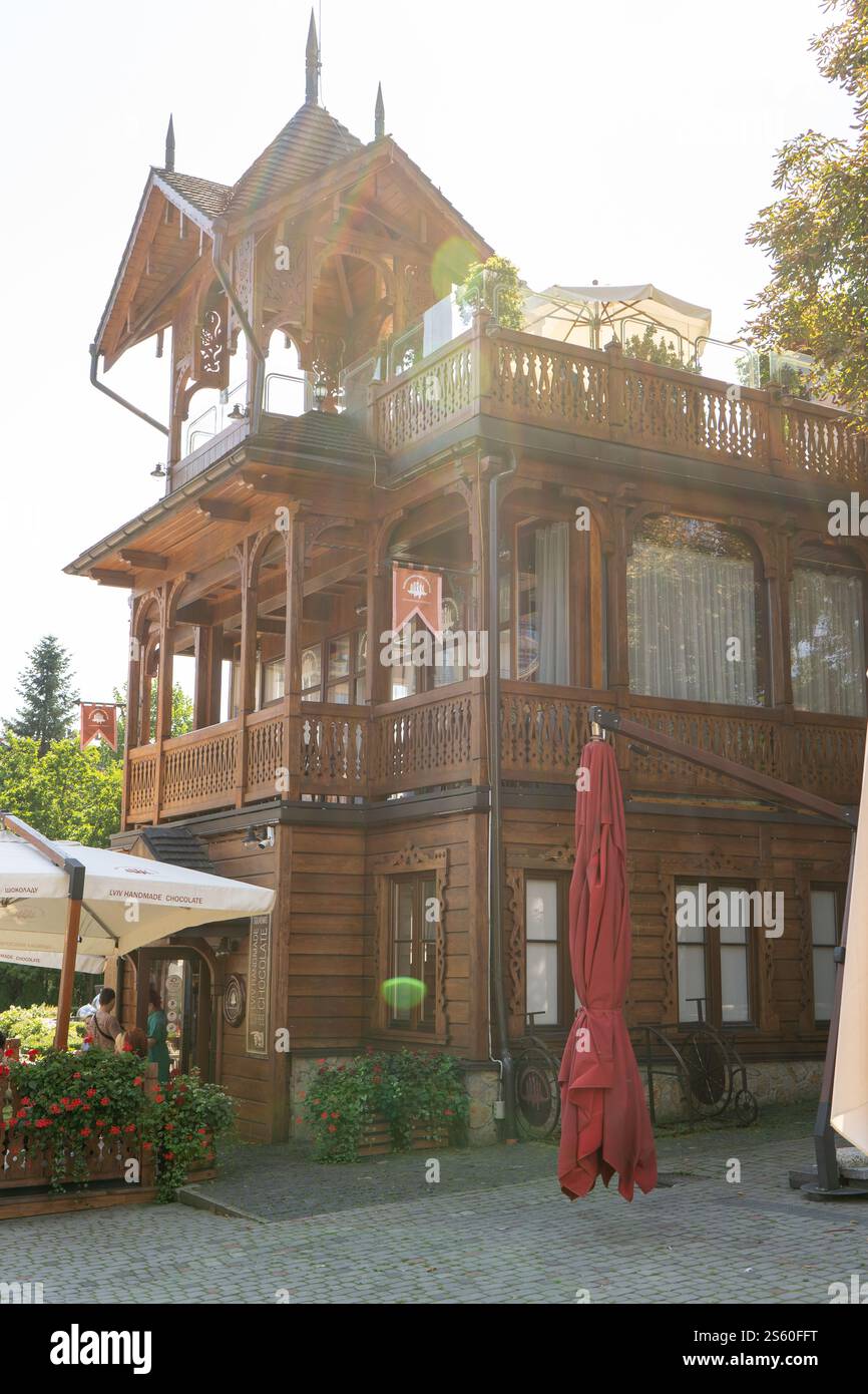 Balcon en bois d'une maison en bois. Fenêtres de façade extérieure. Maison écologique ancienne architecture. Atelier chocolat Lviv. Café. Ukraine, Truskavets - 11 août 2024 Banque D'Images