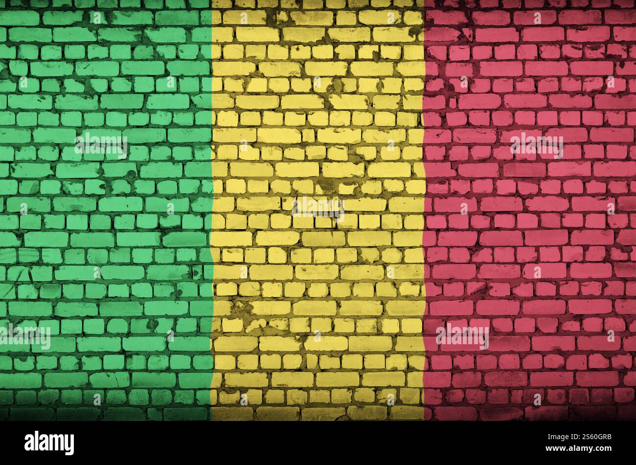 Mali drapeau est peint sur un vieux mur de brique Banque D'Images