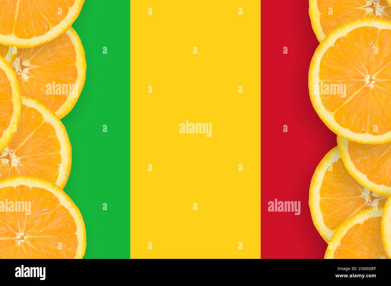 Drapeau du Mali dans un cadre vertical de tranches d'agrumes oranges. Concept de culture ainsi que d'importation et d'exportation d'agrumes. Drapeau du Mali dans les agrumes Banque D'Images