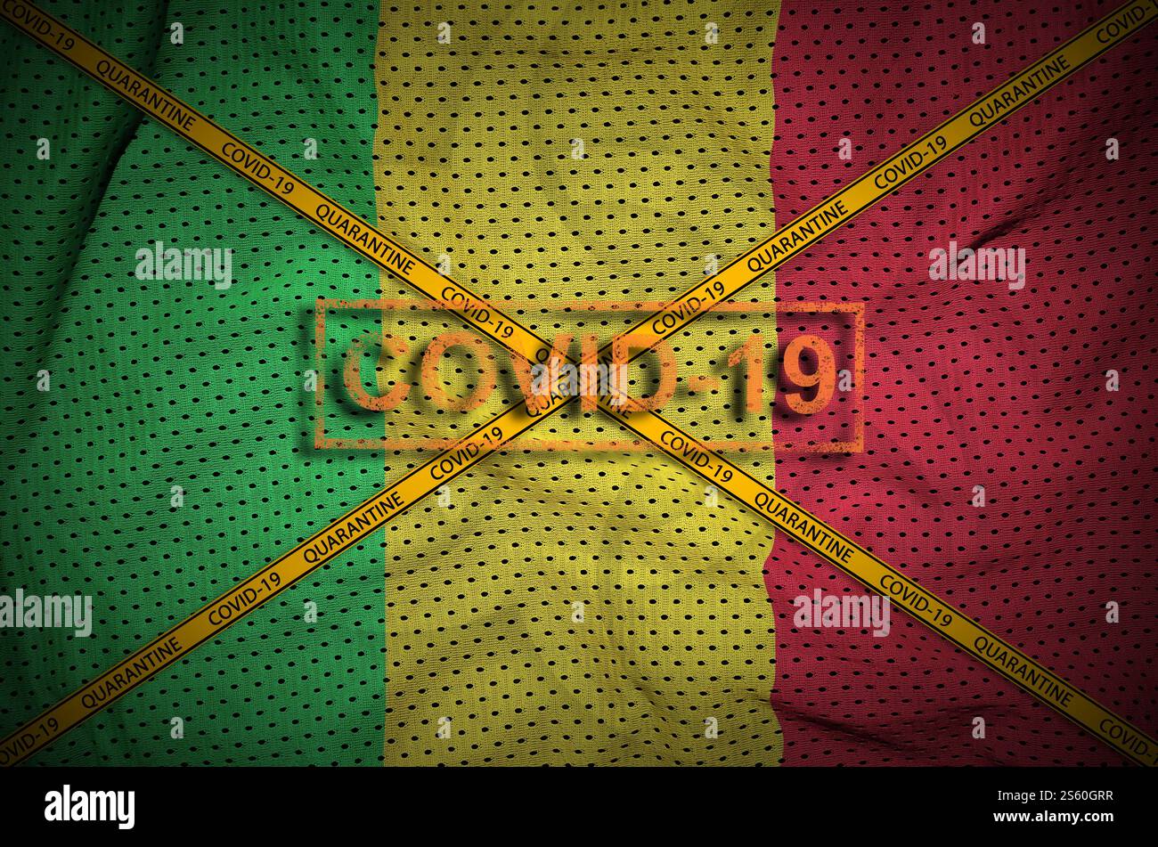 Drapeau du Mali et timbre COVID-19 avec ruban de quarantaine orange croix de frontière. Concept de coronavirus ou virus pandémique 2019-nCoV. Drapeau du Mali et timbre COVID-19 Banque D'Images