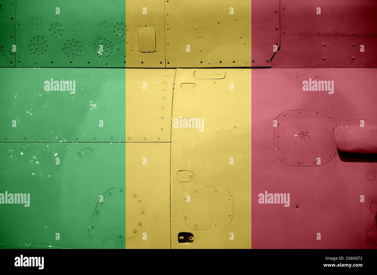 Drapeau du Mali représenté sur la partie latérale de l'hélicoptère blindé militaire en gros plan. Contexte conceptuel des avions des forces de l'armée. Drapeau du Mali représenté sur la partie latérale Banque D'Images