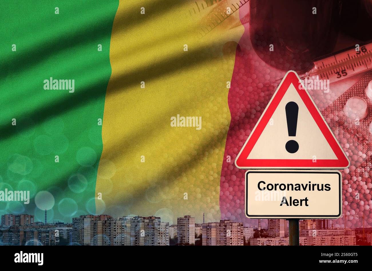 Drapeau du Mali et signe d'alerte Coronavirus 2019-nCoV. Concept de forte probabilité d'une nouvelle épidémie de coronavirus par les touristes chinois itinérants. Mali Banque D'Images
