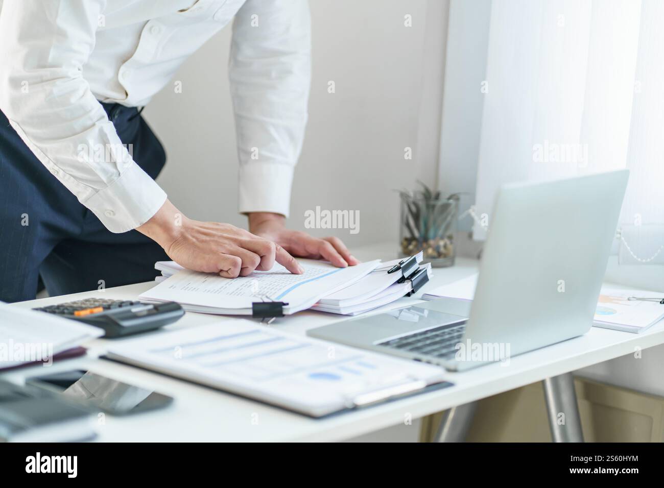 Jeune homme d'affaires occupé à travailler au bureau. homme d'affaires faisant la paperasserie financière concept de gestion d'entreprise. Banque D'Images