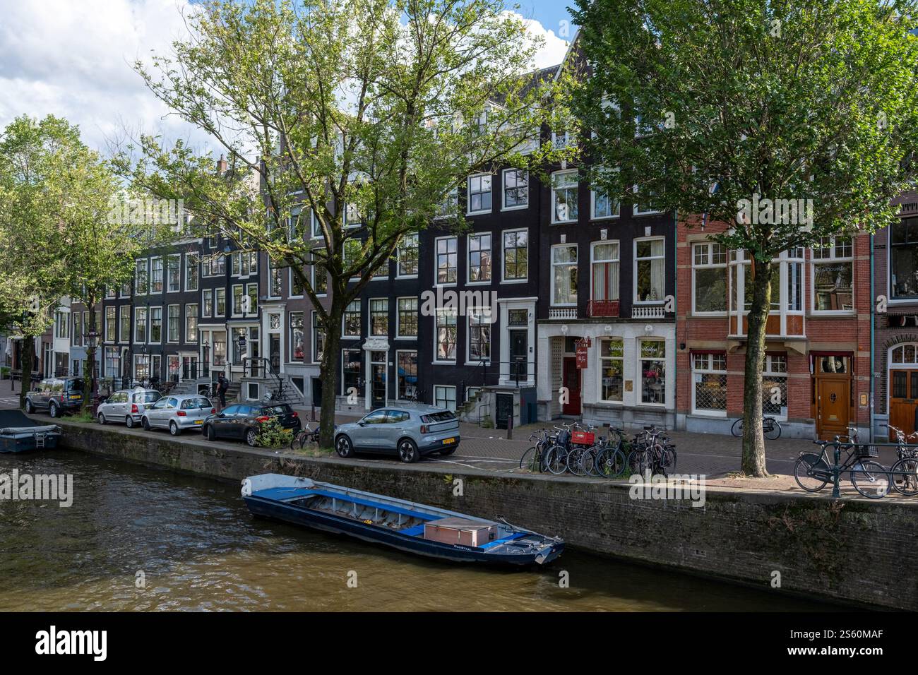Amsterdam, pays-Bas, 09.11.2024. Image éditoriale d'une scène animée de canal à Amsterdam Banque D'Images