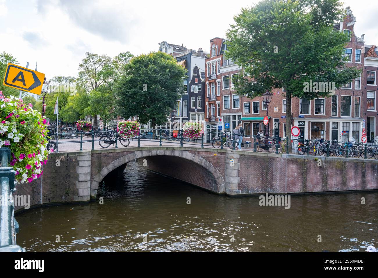 Amsterdam, pays-Bas, 09.11.2024. Image éditoriale d'une scène animée de canal à Amsterdam Banque D'Images