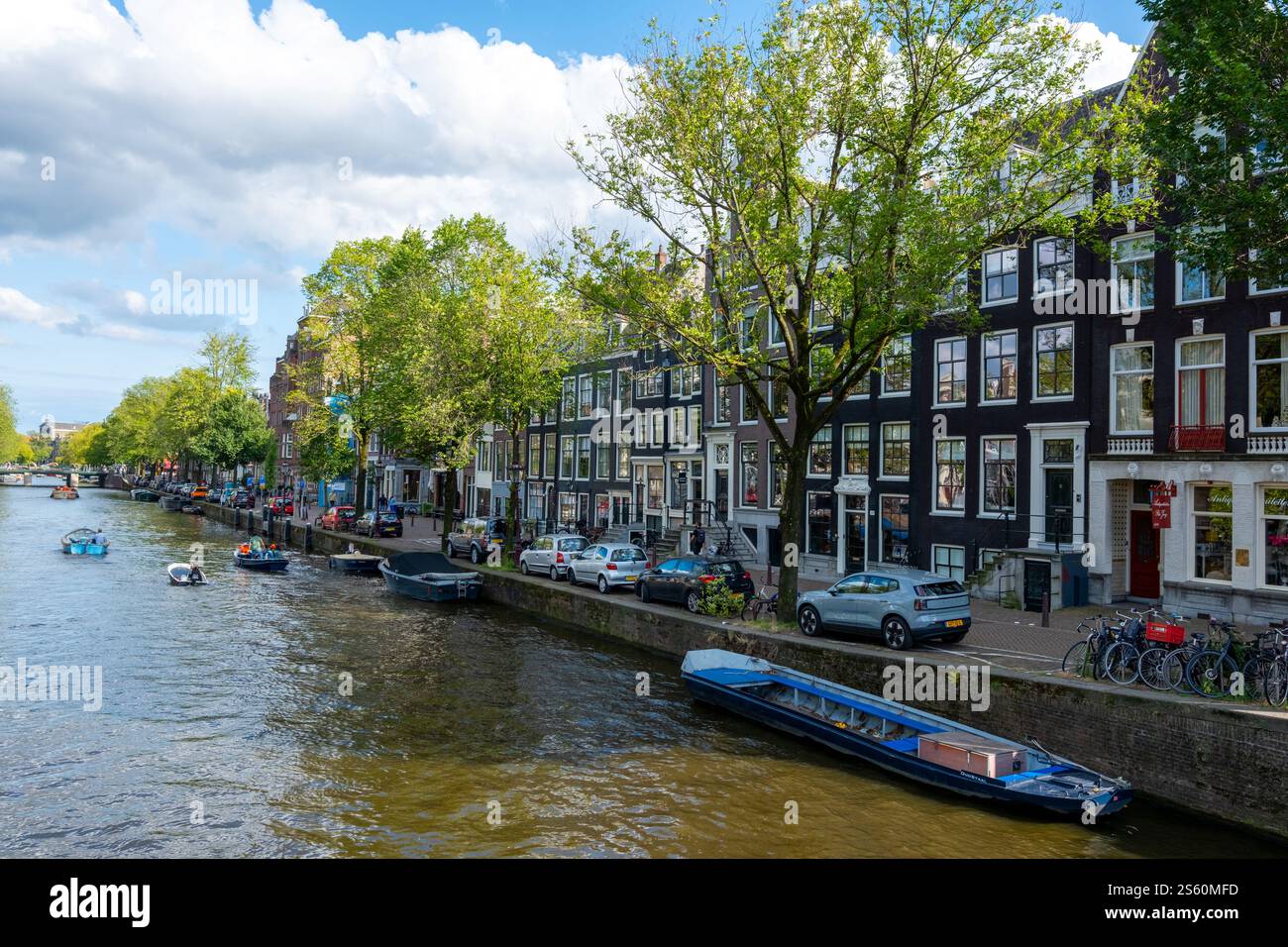 Amsterdam, pays-Bas, 09.11.2024. Image éditoriale d'une scène animée de canal à Amsterdam Banque D'Images
