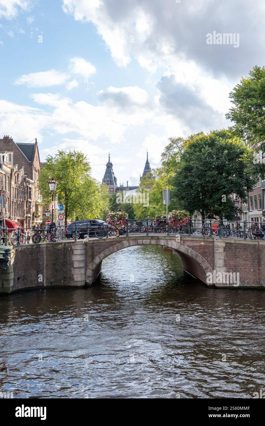 Amsterdam, pays-Bas, 09.11.2024. Image éditoriale d'une scène animée de canal à Amsterdam Banque D'Images