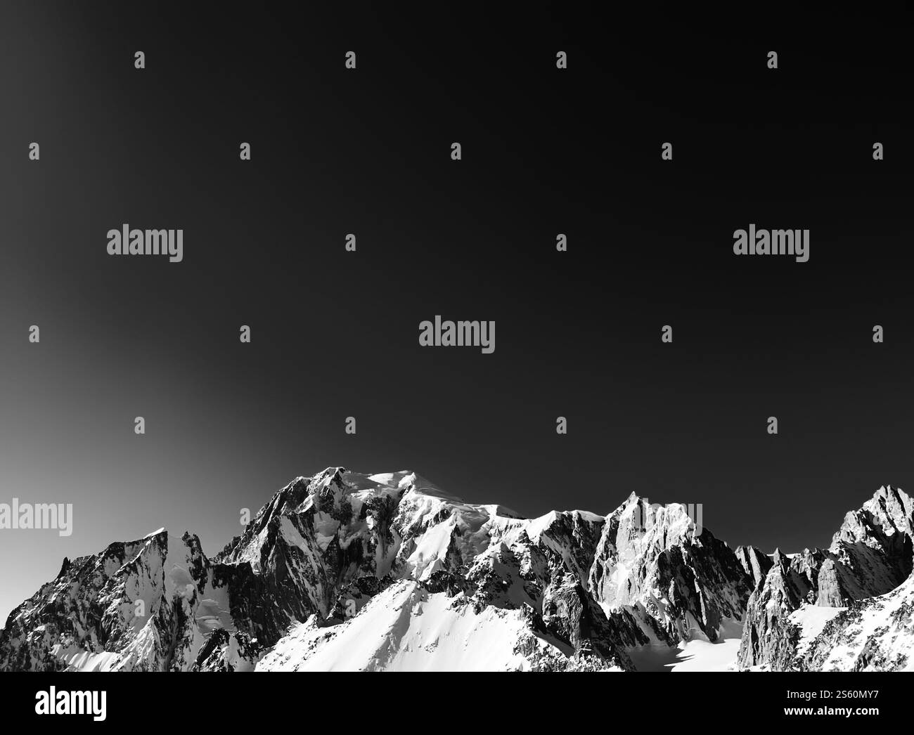 Majestueux sommets de Punta Helbronner s'élevant contre un ciel sombre, mettant en valeur la beauté des Alpes en monochrome Banque D'Images