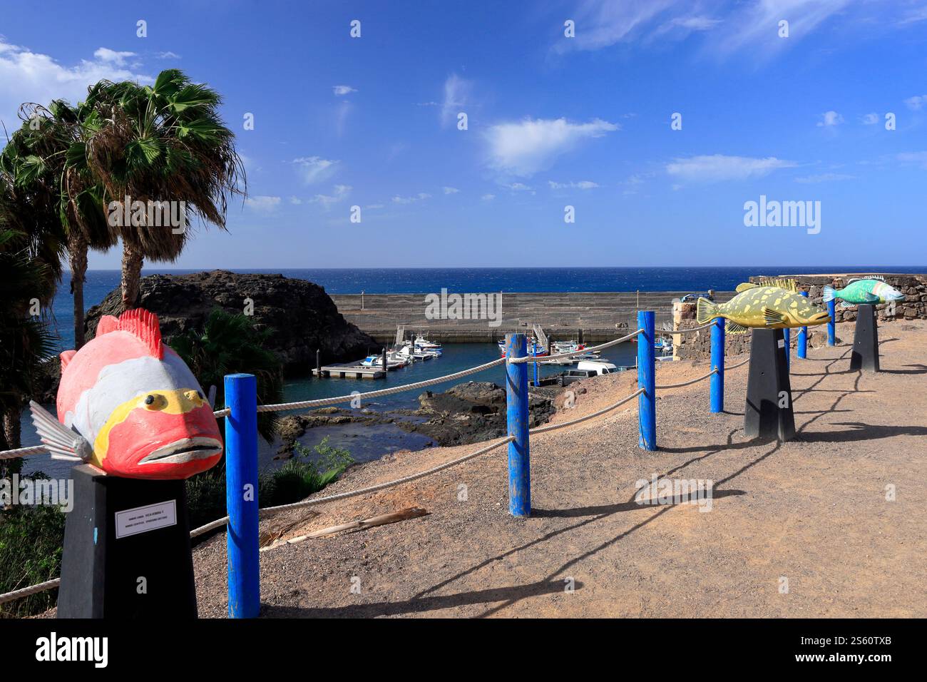 Sculptures de poissons au-dessus du port de pêche, El Cotillo, Fuerteventura, îles Canaries, Espagne. Banque D'Images Sculptures de poissons au-dessus du port de pêche, El Cotillo, Fuerteventura, îles Canaries, Espagne. Banque D'Images
