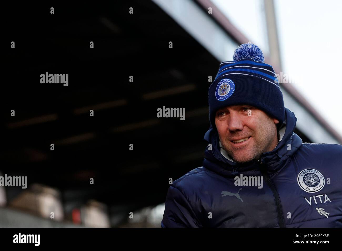 Dave Challinor. Stevenage FC 2-1 Stockport County FC. Sky Bet League One. Le stade Lamex. 14.12.24 Banque D'Images