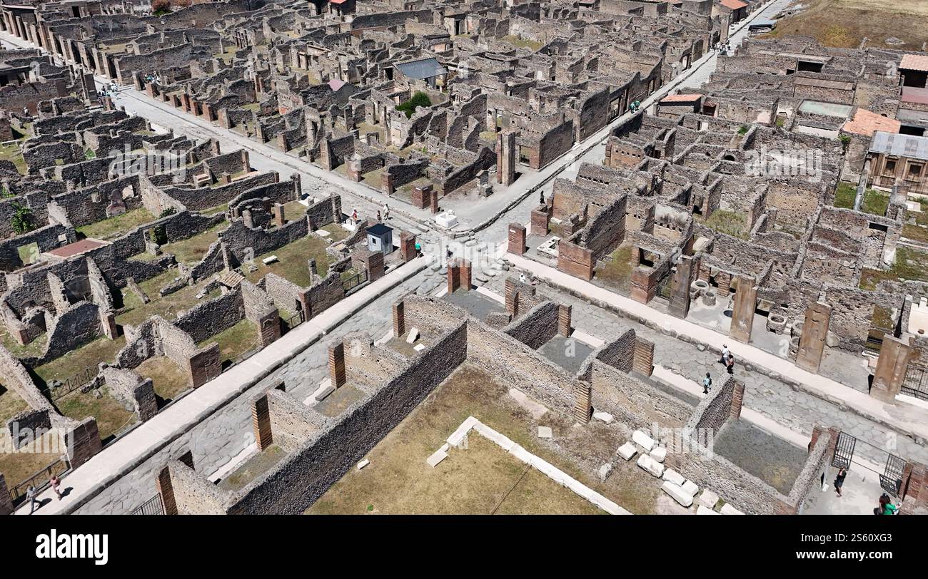 Vue aérienne des rues et des maisons du site historique du patrimoine mondial de Pompéi, Italie Banque D'Images