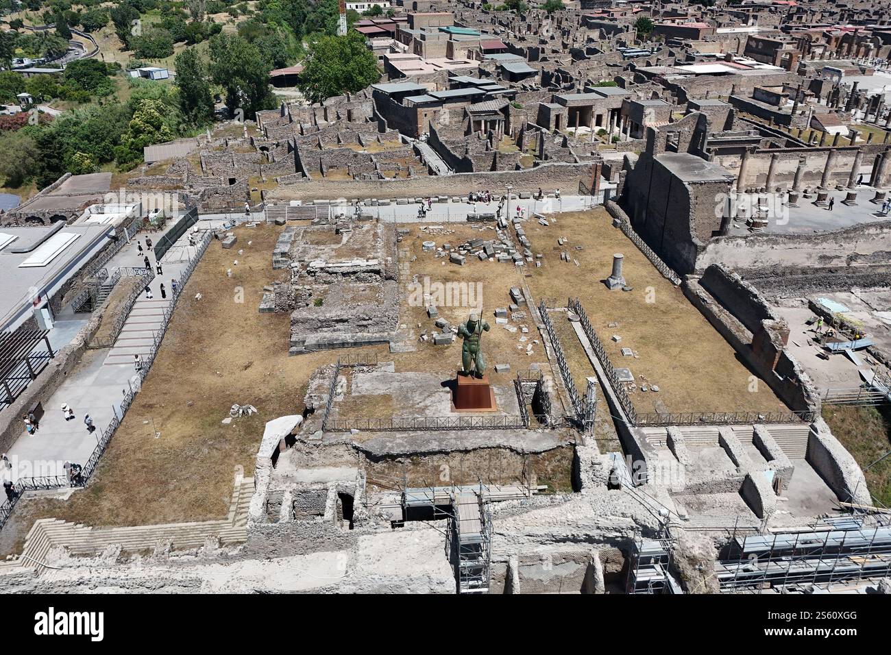 Vue aérienne des rues et des maisons du site historique du patrimoine mondial de Pompéi, Italie Banque D'Images