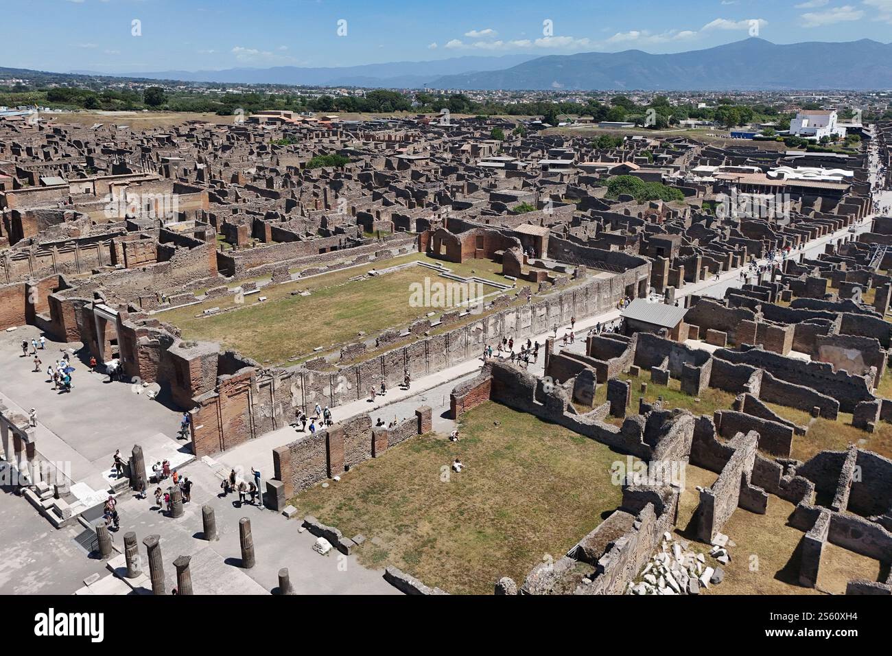 Vue aérienne des rues et des maisons du site historique du patrimoine mondial de Pompéi, Italie Banque D'Images