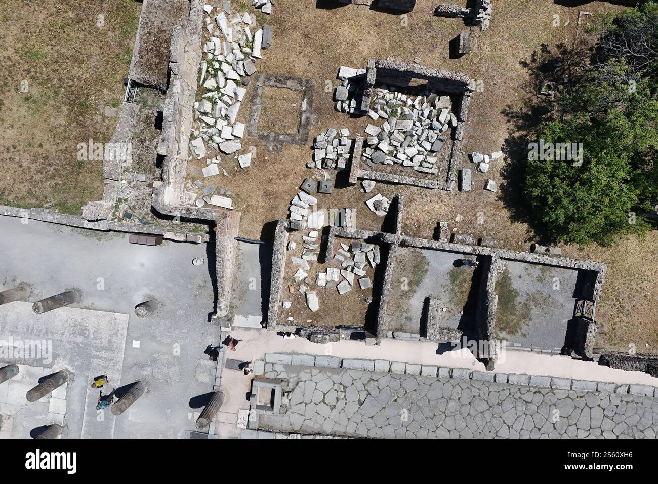 Vue aérienne des rues et des maisons du site historique du patrimoine mondial de Pompéi, Italie Banque D'Images