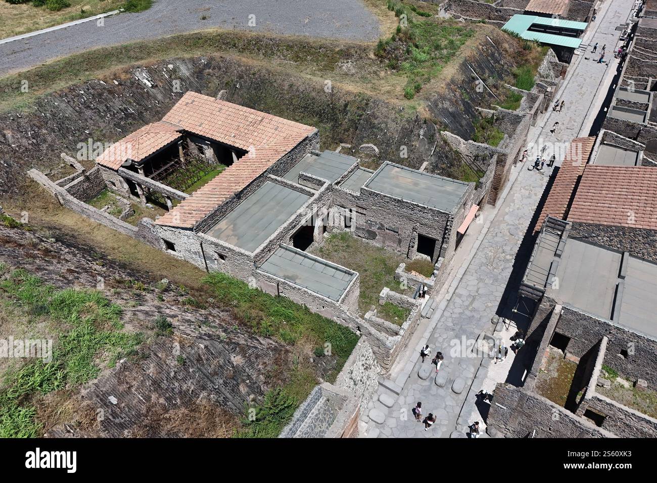 Vue aérienne des rues et des maisons du site historique du patrimoine mondial de Pompéi, Italie Banque D'Images